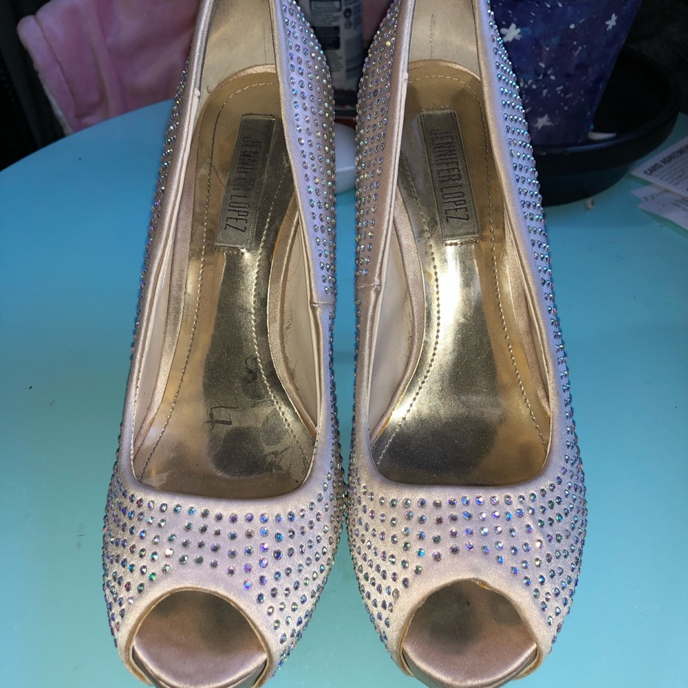 Peep toe pumps